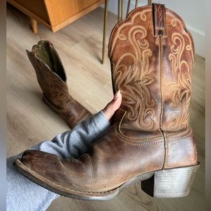 Womens Size 8 Brown Ariat cowboy boots